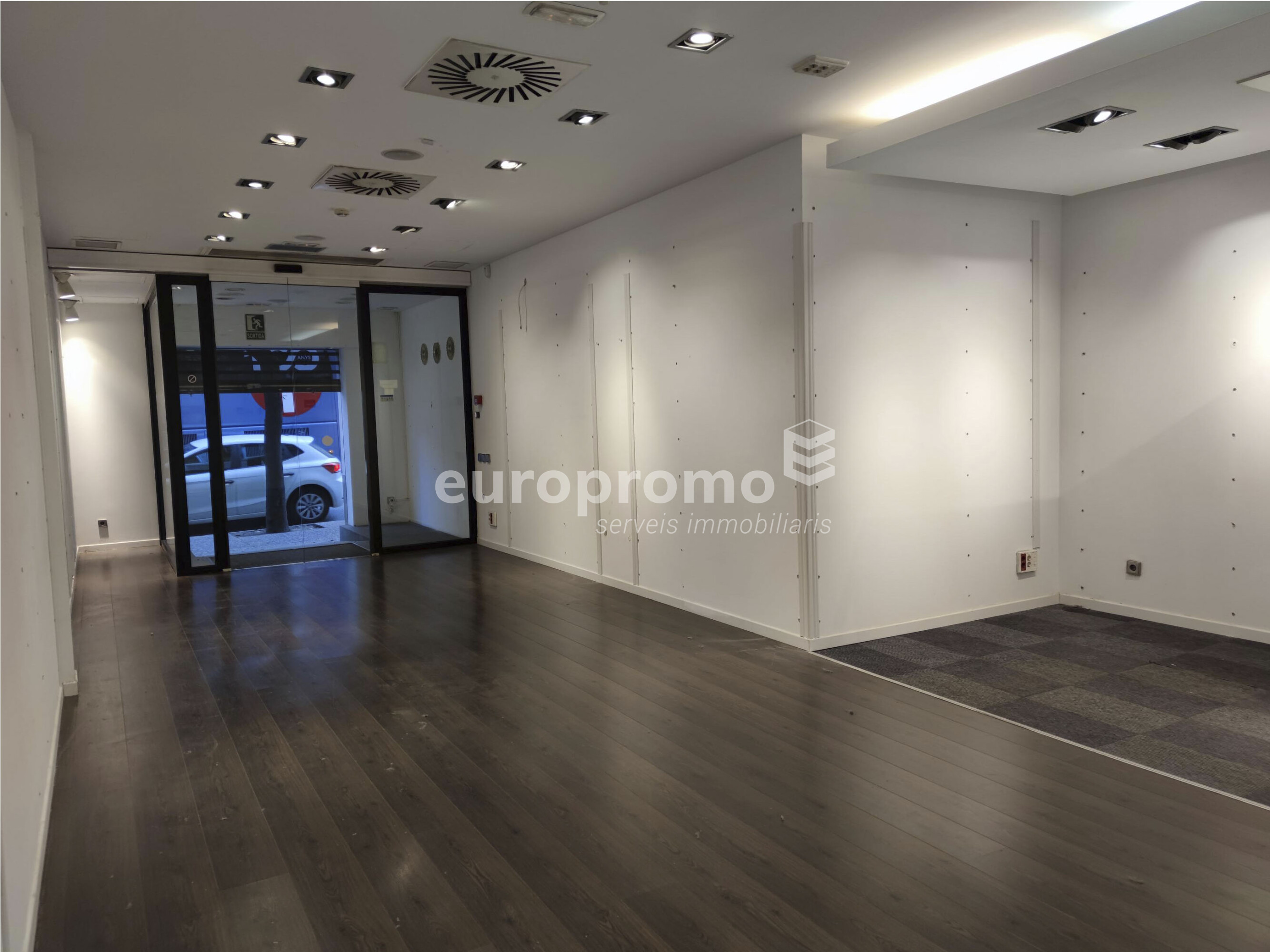 Fantástico local de 78 m² situado a primera línea y mejor zona comercial de la ciudad! 